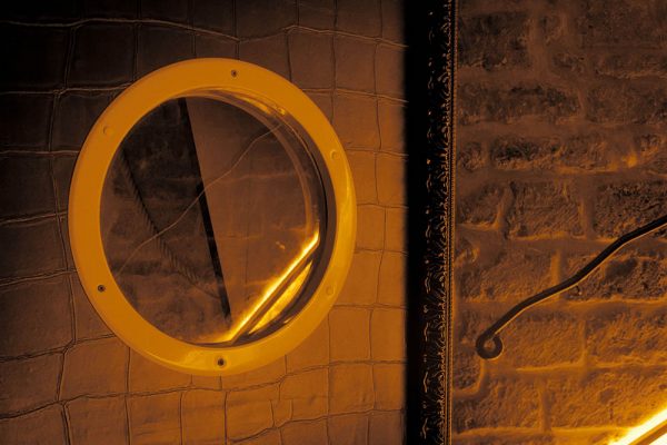 Miroir et escalier en pierre du WE Club