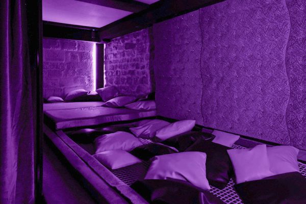 Les alcôves éclairées de violet au WE Club